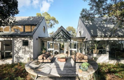 Spring Beach House | The Pavilion - Luxe retreat on coastal acreage