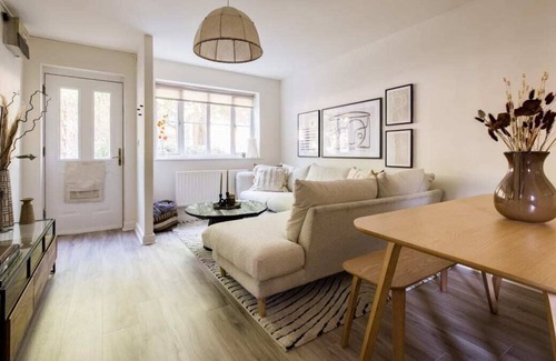 Southwark House | The Peckham Sanctuary - Snazzy 3bdr House With Patio