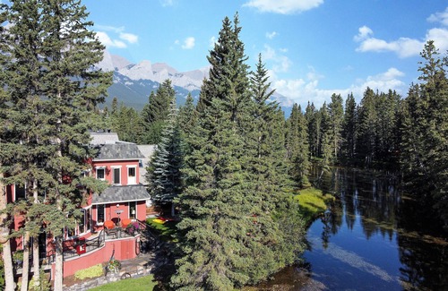 Canmore House | The perfect place for family and friends to gather for a Rocky Mountain getaway!