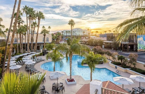 Downtown Resort | The Perfect Stay for 8! 2 Queen Units w/Outdoor Pool, Free Parking and Golf!