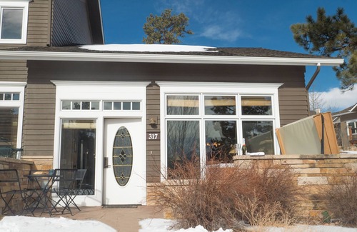 Stanley Hills Condo | The Pinecone Cottage, private hot tub w/mountain views!