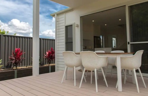 Ettalong Beach House | The Pines. Beachside townhouse