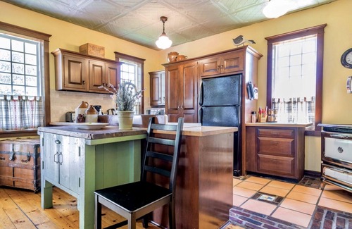 Historic Old Town House | The Pines, Circa 1850 in Old Town NOTL, with Heated Pool, Sleeps 10