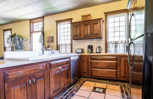 Historic Old Town House | The Pines, Circa 1850 in Old Town NOTL, with Heated Pool, Sleeps 10