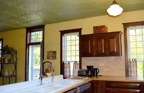 Historic Old Town House | The Pines, Circa 1850 in Old Town NOTL, with Heated Pool, Sleeps 10