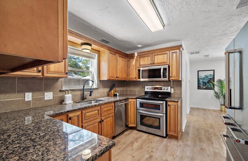 Oak Ridge North House | The Pines | Sleeps 12 | Family | BBQ & Movie Night