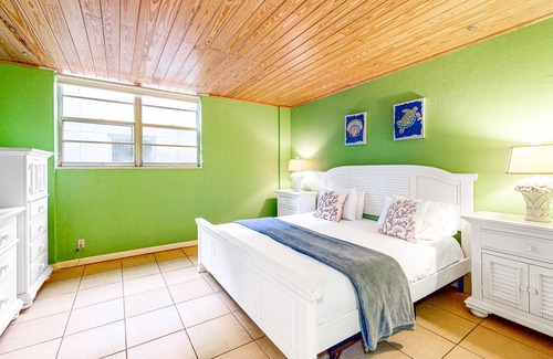 Hollywood South Central Beach Condo | The Pink Orchid #1D | Condo in Hollywood with a beachfront pool