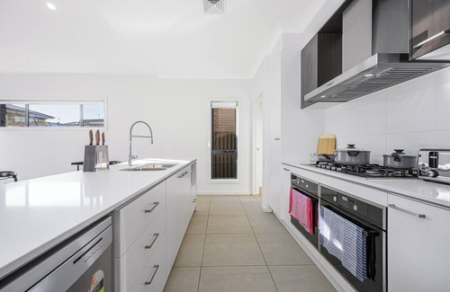 The Ponds House | The Pond sweet 4 br home by Coles with garage&WiFi