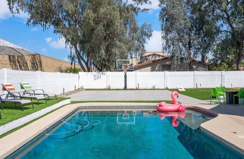 Dobson Ranch House | THE POOLSIDE PALMS: POOL + BASKETBALL COURT + MORE