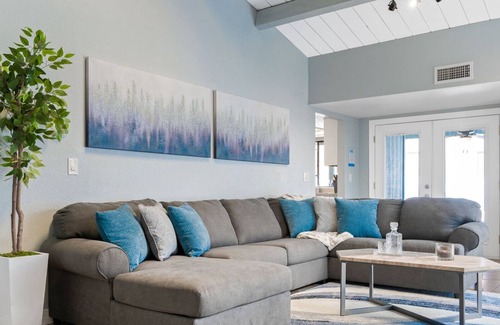 Dobson Ranch House | THE POOLSIDE PALMS: POOL + BASKETBALL COURT + MORE
