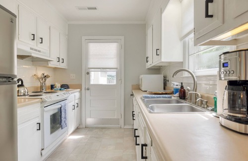Old Village House | The Powder Cottage by AvantStay | Heart of Old Mt. Pleasant Near Sullivan’s