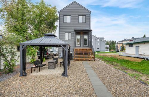 Sylvan Lake House | The Promenade I Patio and BBQ I Fire pit I Sleep 9