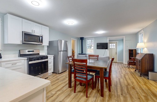 Retsil House | The Quacker Jack | Cozy house in Port Orchard with Gas Fireplace - dog-friendly