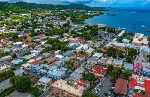 Christiansted House | The Queen's Quarters - King Bed - AC - Walkable