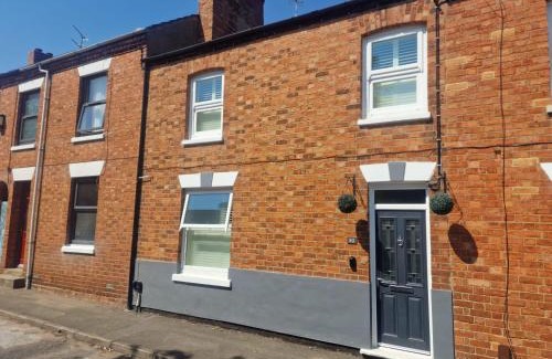 Milton Keynes Apartment | The Railway Inn MK - Victorian 3-Bedroom Home with Sauna, Jacuzzi Bath, FAST WI-FI & Free Parking