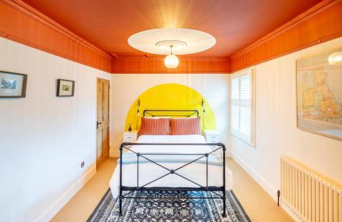 Milton Keynes Apartment | The Railway Inn MK - Victorian 3-Bedroom Home with Sauna, Jacuzzi Bath, FAST WI-FI & Free Parking