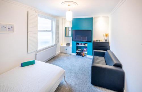 Milton Keynes Apartment | The Railway Inn MK - Victorian 3-Bedroom Home with Sauna, Jacuzzi Bath, FAST WI-FI & Free Parking