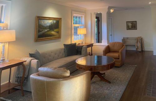 Montlake House | The Raven on Shelby