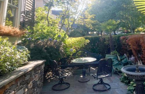 Montlake House | The Raven on Shelby
