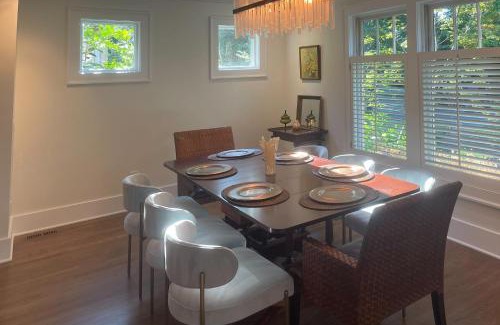Montlake House | The Raven on Shelby