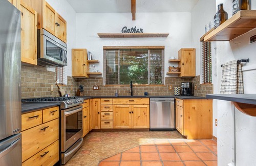Central Rim House | The REAL BOISE RETREAT! AMAZING LOCATION & STELLAR Backyard. Bring your DOG! 2 mins to Downtown!
