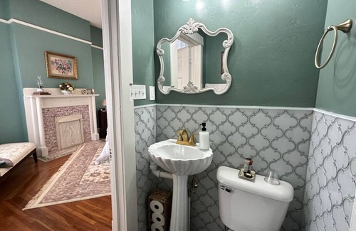 Guthrie Apartment | The Redbud Room at The Judges Chambers