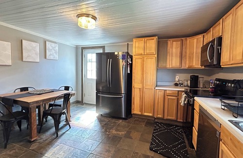 Montrose House | The Reign Haus