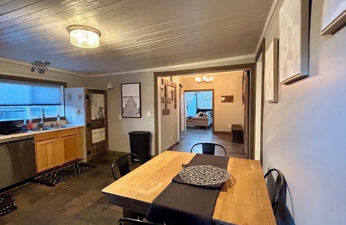 Montrose House | The Reign Haus