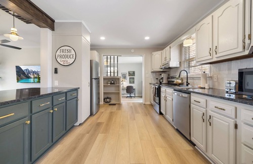 Hendron House | The Residence: Renovated 3-bed/1.5 bath, In-unit laundry, Work station, WiFi