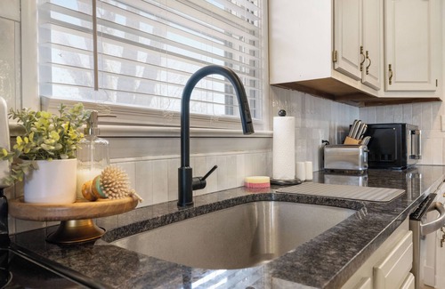 Hendron House | The Residence: Renovated 3-bed/1.5 bath, In-unit laundry, Work station, WiFi