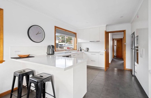Warrane House | "The Residence" Sleeps 11, Ideal for Large Groups