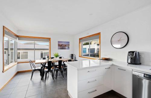 Warrane House | The Residential Retreat-Sleeps 15-Close to Shops