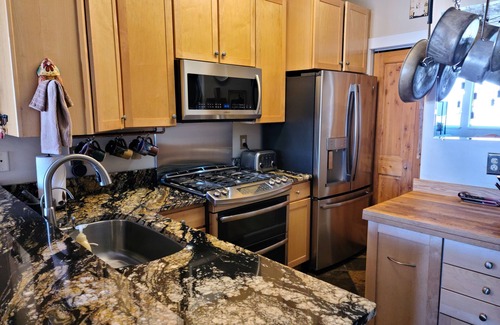 Kimball Junction Condo | The Retreat- Amazing Views and Location; Ski, Dine, shop and entertainment.
