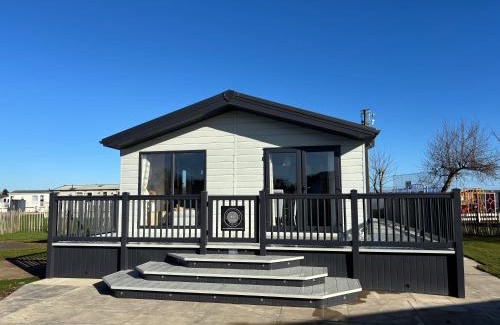 Chapel Saint Leonards Apartment | The Retreat 8 Lodge - Hot tub, WiFi, pet friendly, bath - Golden Palm Resort - Meadow Lakes Caravan & Lodge Hire