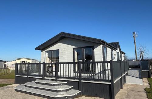 Chapel Saint Leonards Apartment | The Retreat 8 Lodge - Hot tub, WiFi, pet friendly, bath - Golden Palm Resort - Meadow Lakes Caravan & Lodge Hire