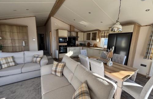 Chapel Saint Leonards Apartment | The Retreat 8 Lodge - Hot tub, WiFi, pet friendly, bath - Golden Palm Resort - Meadow Lakes Caravan & Lodge Hire