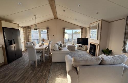 Chapel Saint Leonards Apartment | The Retreat 8 Lodge - Hot tub, WiFi, pet friendly, bath - Golden Palm Resort - Meadow Lakes Caravan & Lodge Hire
