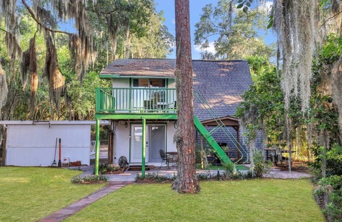 Townsend House | The River Hut, A Charming 3-Bed 3 BA House and Bunk House with Deep Water Dock!