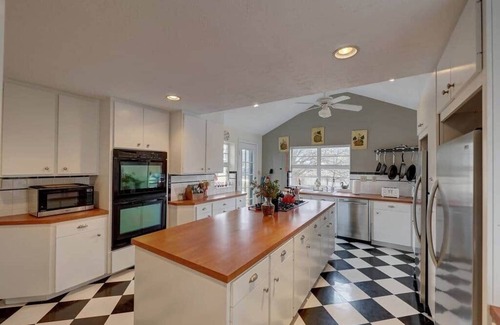 Ingram House | The River Oaks Lodge Main House, 7 Bedrooms, 7.5 Bathrooms!