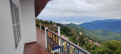 Karsiyang House | The River View Crescent