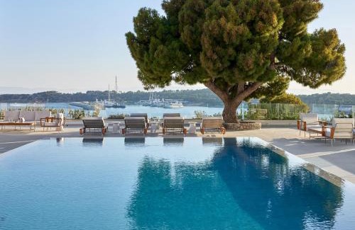 Vouliagmeni Hotel | The Roc Club, A Grecotel Hotel to Live