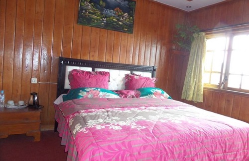 Tengger Caldera Bed & Breakfast | The rooms on the cliff overlooking Mt. Bromo