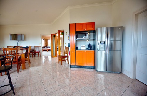 Bathurst House | The Round House ~Truly Unique ~ Sleeps 14 ~ Close to CBD and Mount Panorama!n