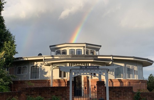 Bathurst House | The Round House ~Truly Unique ~ Sleeps 14 ~ Close to CBD and Mount Panorama!n