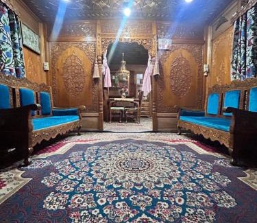 Dal Lake Hotel | The Royal hareem group of houseboats