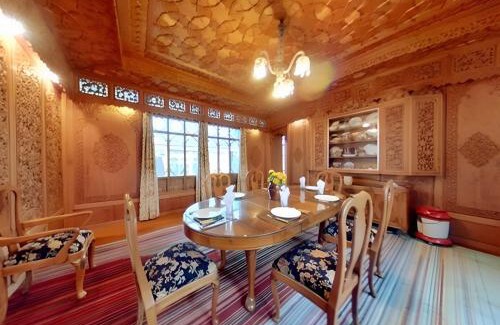 Dal Lake Hotel | The Royal hareem group of houseboats