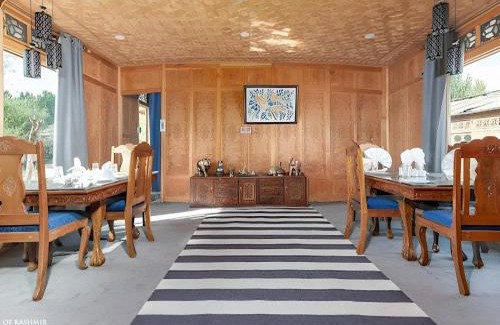 Dal Lake Hotel | The Royal hareem group of houseboats