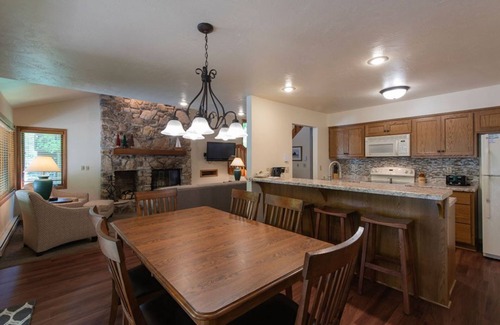 Baileys Harbor Condo | The Rushes 2BR Condo with Fireplace & Lakefront Views