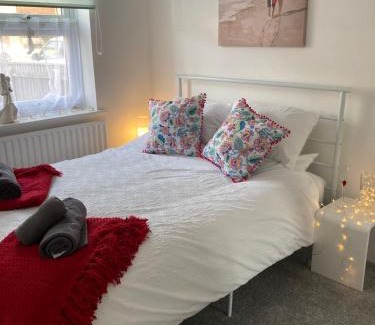 Poole Apartment | The Sashes - Cozy Apartment - FREE Parking - Ultrafast WIFI - Smart TV - Netflix - sleeps up to 6! Close to Poole Town Center & Sandbanks & Bournemouth