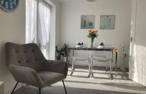 Poole Apartment | The Sashes - Cozy Apartment - FREE Parking - Ultrafast WIFI - Smart TV - Netflix - sleeps up to 6! Close to Poole Town Center & Sandbanks & Bournemouth